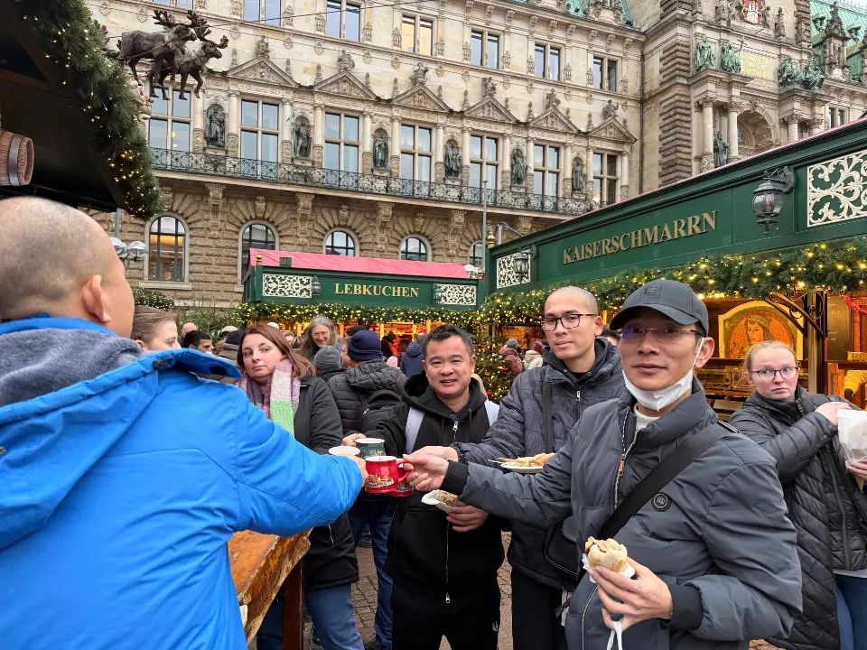 Neue Fachkräfte beim Empfang in Hamburg