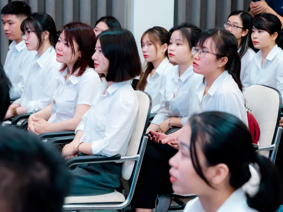 Kandidatinnen und Kandidaten bei einer Informationsveranstaltung in Vietnam