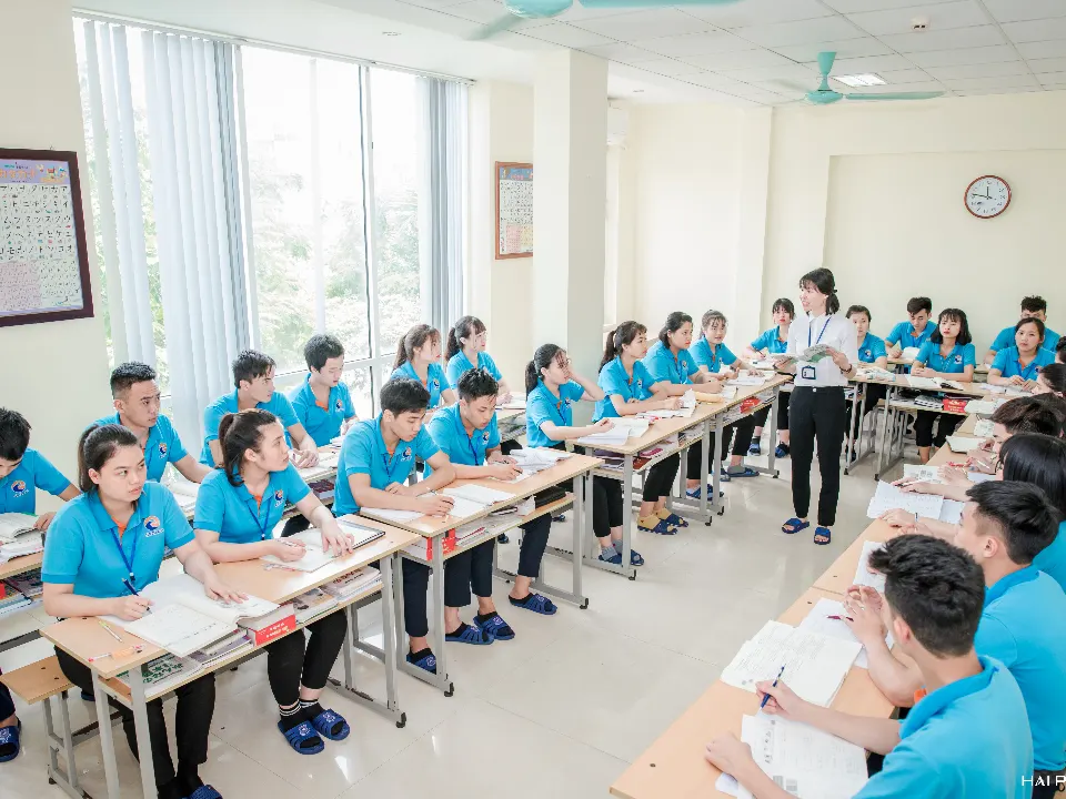 Deutschunterricht im Klassenraum in Vietnam