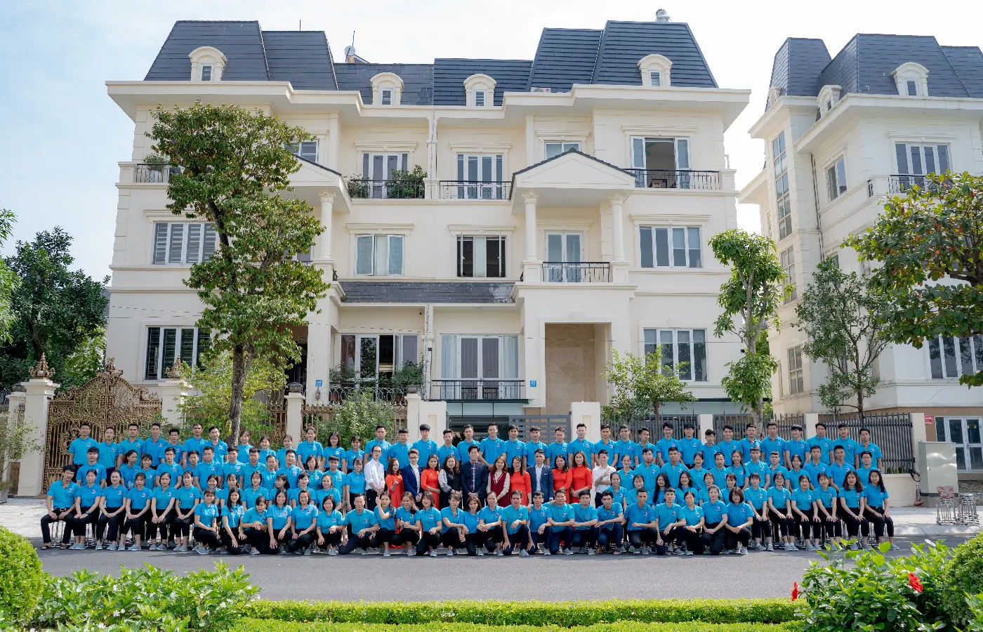 Gruppenbild einer Kohorte von Fachkräften und Partnern